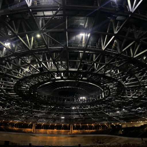 Dachkonstruktion und Beleuchtung einer Veranstaltungsarena